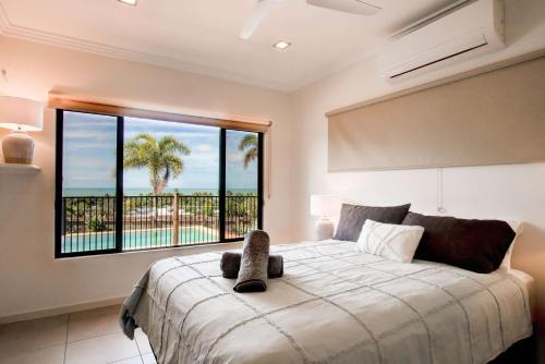 a bedroom with a bed with a view of the ocean at Le Reve Wake up to sunrises and tropical breezes in Mission Beach