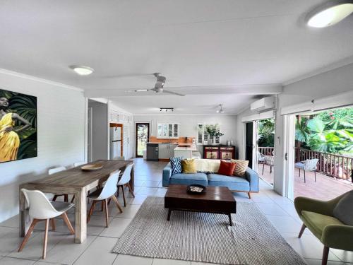 a living room with a blue couch and a table at Secret Mission Pet friendly in South Mission Beach