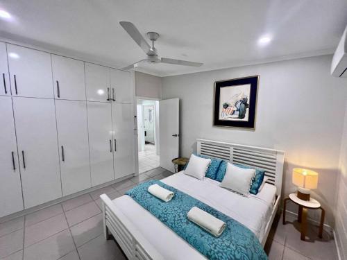 a bedroom with a large bed and white cabinets at Secret Mission Pet friendly in South Mission Beach