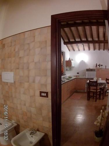 a bathroom with a sink and a kitchen at Villa Milù in Spoleto