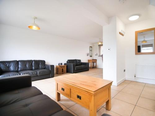 a living room with a couch and a coffee table at Cottage 6 - Ukc3183 in York