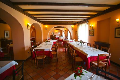 a dining room with tables and chairs in a restaurant at Hotel Ristorante Al Duca in Atessa