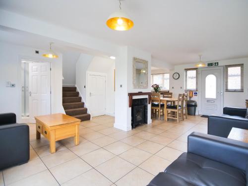 a living room with couches and a dining room at Cottage 8 - Ukc3185 in York
