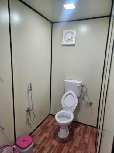 a bathroom with a toilet and a shower at Chillora cafe in Mahlān