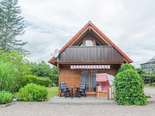 AltenfeldにあるHoliday home with private terrace in Gehrenのキャビン(テーブルと椅子付)