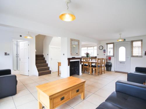 a living room with a couch and a table at Cottage 7 - Ukc3184 in York