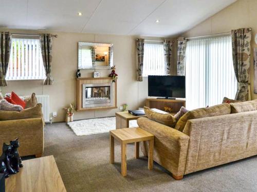 a living room with two couches and a television at Bluebell Lodge - Ukc5526 in West Thirston