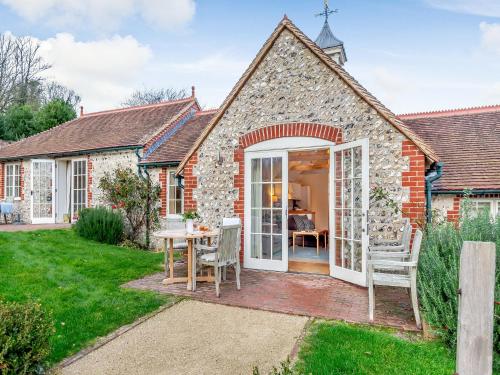 an extension to a brick house with a table and chairs at Thyme Cottage - Ukc6131 in Eastdean