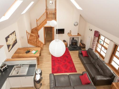 a living room with a couch and a red rug at Appletree Cottage - Ukc6251 in Linlithgow