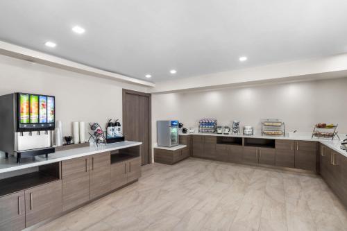 a large room with a cashierasteryasteryasteryasteryasteryasteryasteryasteryastery at Baymont by Wyndham Arlington At Six Flags Dr in Arlington