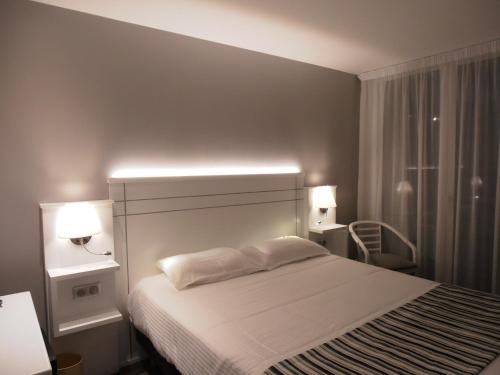 Ένα ή περισσότερα κρεβάτια σε δωμάτιο στο Hôtel Valencia