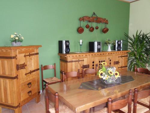 ein Esszimmer mit einem Tisch und Holzmöbeln in der Unterkunft The ideal spot for a family reunion in Les Riesses