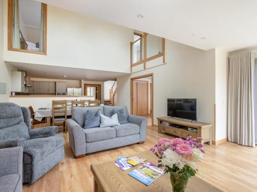 a living room with two couches and a tv at Largo Lodge - Ukc5801 in Lundin Links