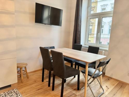 Stylish Renovated Apartment with Free Parking
