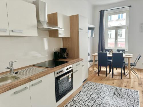 Stylish Renovated Apartment with Free Parking