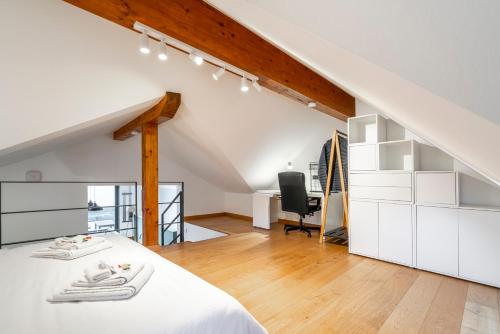 En eller flere senge i et værelse på Beautiful Design 2 BR Loft