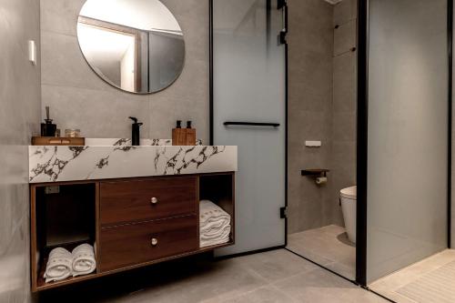 a bathroom with a sink and a mirror at Huashan Sanwanduo hotel 华山三万多酒店 in Huayin