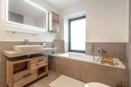Et badeværelse på Beautiful Design 2 BR Loft