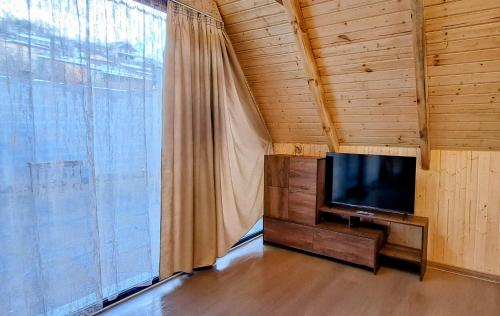 Televisi dan/atau pusat hiburan di Silver Mist Jacuzzi Villa