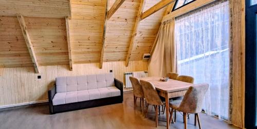 Area tempat duduk di Silver Mist Jacuzzi Villa