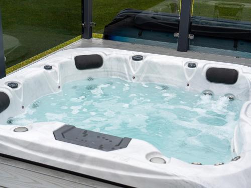 a jacuzziificialificialificialificialificialificialificialificialificialificialificial at Lyndale 18 in St. Andrews