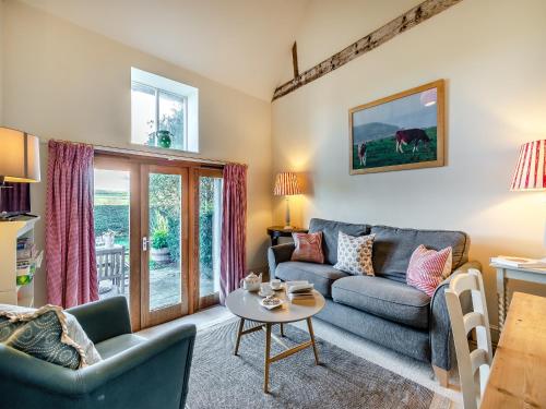 a living room with a couch and a table at Giddy Cottage - Ukc6127 in Eastdean