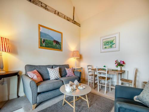 a living room with a couch and a table at Giddy Cottage - Ukc6127 in Eastdean