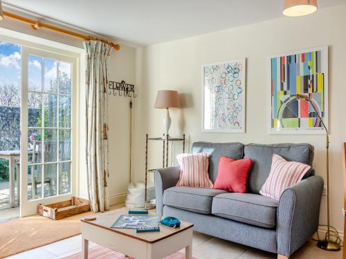 a living room with a couch and a table at Hop Cottage - Ukc6134 in Eastdean