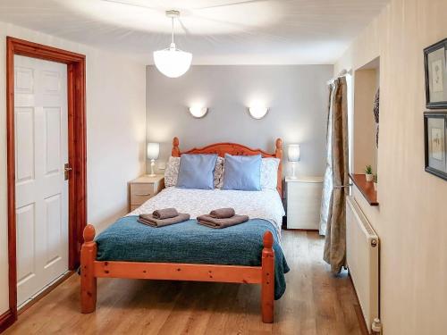 a bedroom with a bed with two towels on it at Milking Parlour - Uk4017 in Hartington