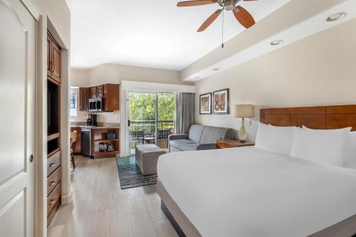 a bedroom with a bed and a living room at Hilton Vacation Club Scottsdale Villa Mirage in Scottsdale