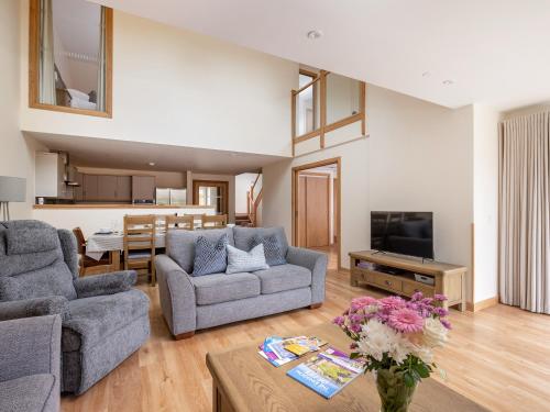 a living room with two couches and a tv at Lundin Lodge - Ukc5802 in Lundin Links