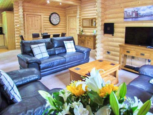 a living room with a blue couch and a table at Hadrians Lodge - Uk3478 in West Thirston
