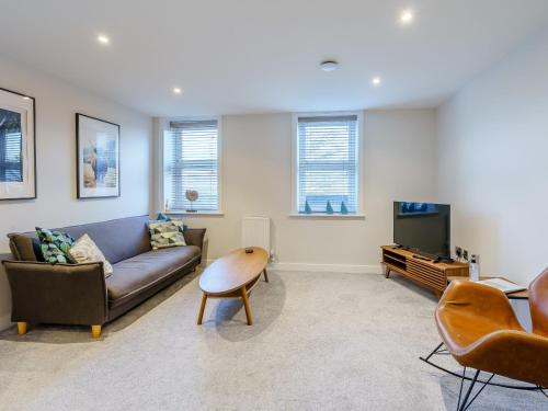 a living room with a couch and a tv at 6 Eastgate -Uk34289 in Andover