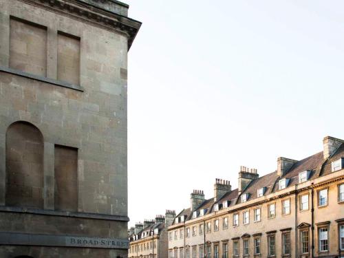 a group of buildings next to each other at Broad Street in Bath