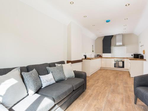 a living room with a couch and a kitchen at 1 Monkbar Mews - Uk2690 in York