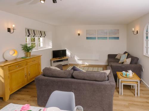a living room with two couches and a table at Corner Cottage - Ukc4962 in Tawstock