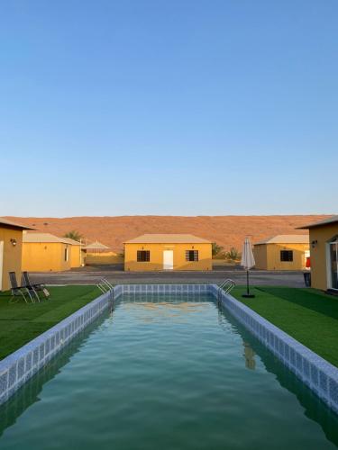 Peldbaseins naktsmītnē Sand Camp Oman vai tās tuvumā