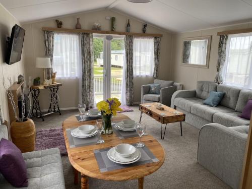 a living room with a table and a couch at Flamingo's Rest - Uk3348 in Newton on the Moor