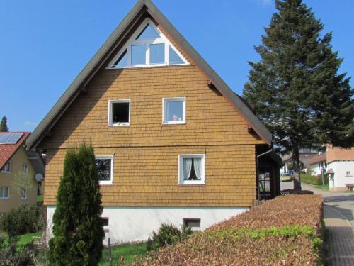 ein gelbes und weißes Haus mit zwei Fenstern in der Unterkunft Hirschenhäusle in Sankt Märgen