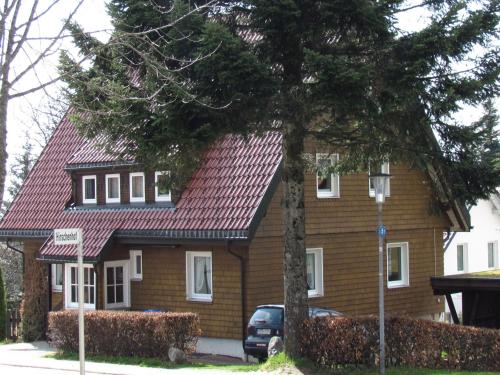 ein braunes Haus mit rotem Dach in der Unterkunft Hirschenhäusle in Sankt Märgen