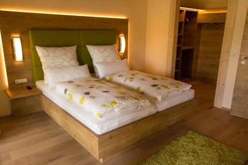 A bed or beds in a room at Der Heindlhof