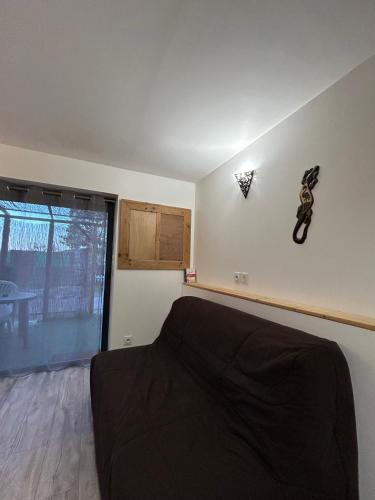 a bedroom with a bed and a window at Studio au calme les hirondelles in Les Mées
