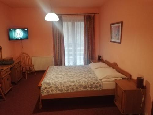 Llit o llits en una habitació de Hotel Twardowski