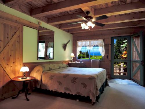 um quarto com uma cama e uma ventoinha de tecto em Kohala Lodge- Vacation Rental House em Hawi