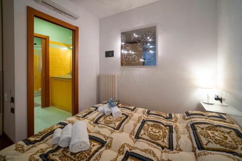 a bedroom with a bed with towels on it at PROMENADE Luxury View in Sarnico