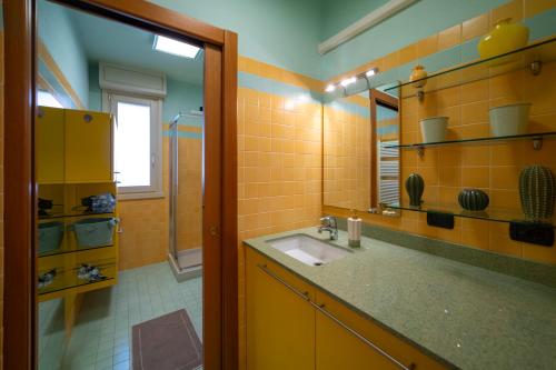 a bathroom with a sink and a mirror at PROMENADE Luxury View in Sarnico