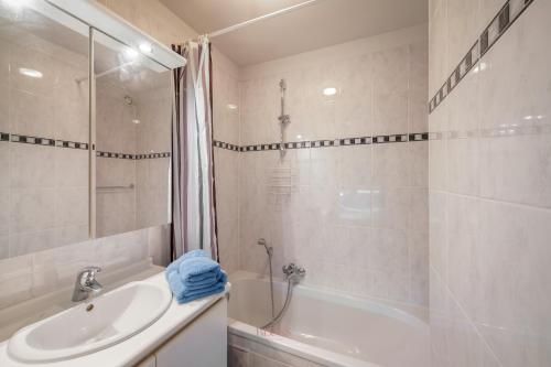 a bathroom with a sink and a tub and a shower at Port Albert by BLOSS in Nieuwpoort