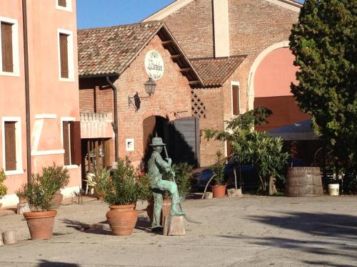 eine Statue einer Frau vor einem Gebäude in der Unterkunft Belvilla by OYO Villa Romana Uno in Pontecchio Polesine