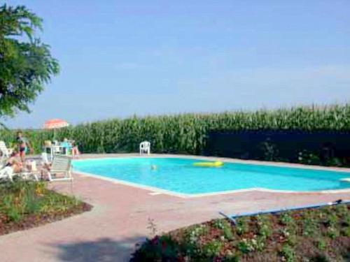 una gran piscina frente a un seto en Belvilla by OYO Villa Romana Due, en Pontecchio Polesine