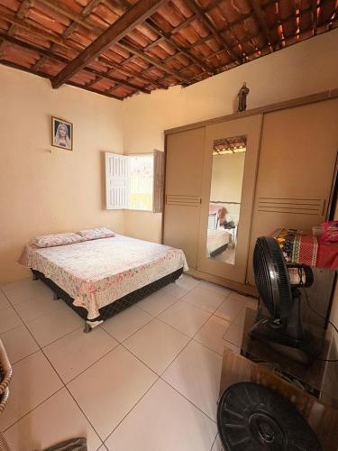 a bedroom with a bed and a mirror at Caponga Beach House - 100m da Praia in Cascavel